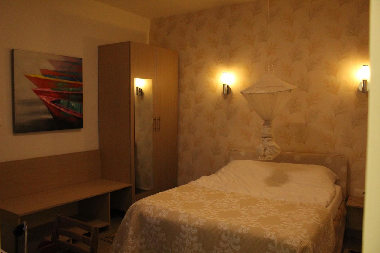Hotel La Coccinelle Бамако Екстериор снимка