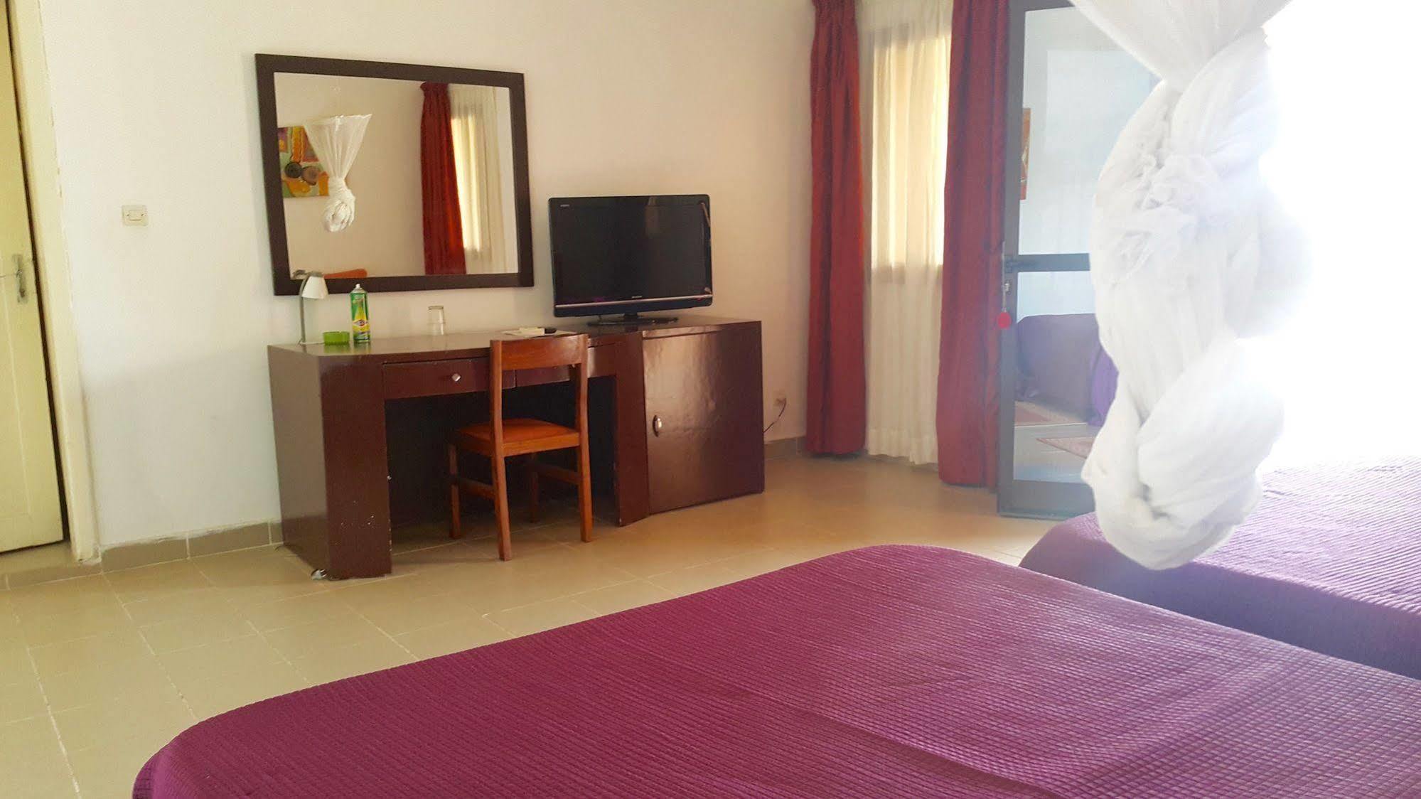 Hotel La Coccinelle Бамако Екстериор снимка